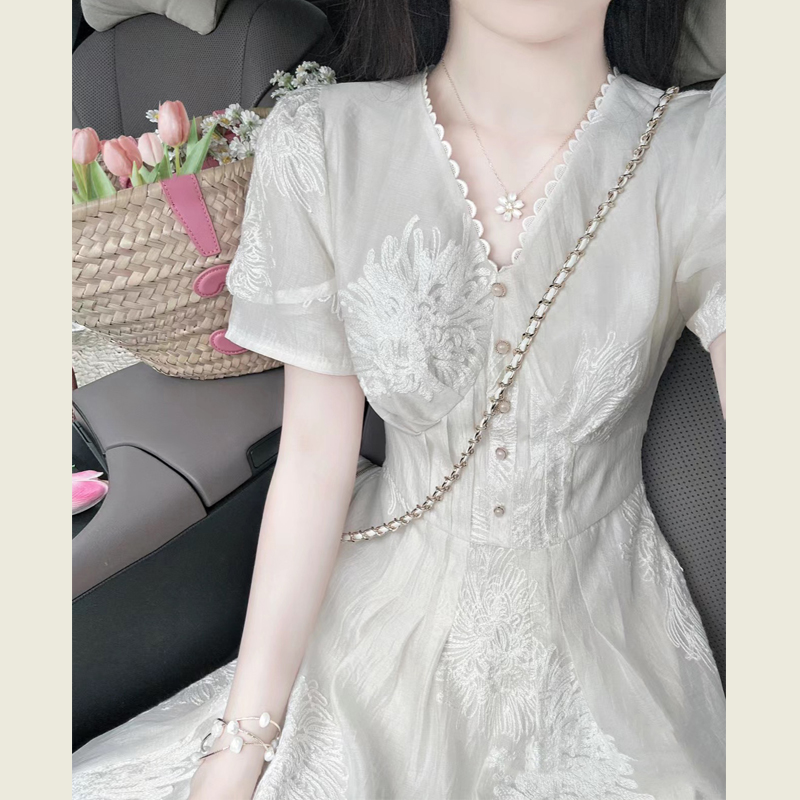 法式泡泡袖重工刺绣V领连衣裙女夏季高级感气质白色收腰显瘦长裙