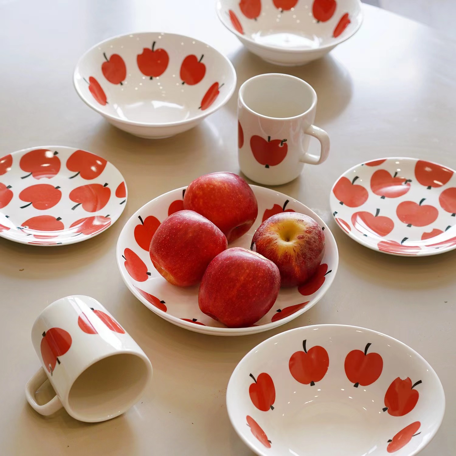 苹果咬一口。日式陶瓷餐具套装家用沙拉大号碗水果盘菜盘马克杯