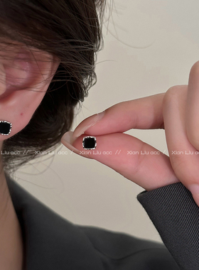 迷你精致黑色方形耳钉新款2024爆款养耳洞耳环小巧气质高级感耳饰