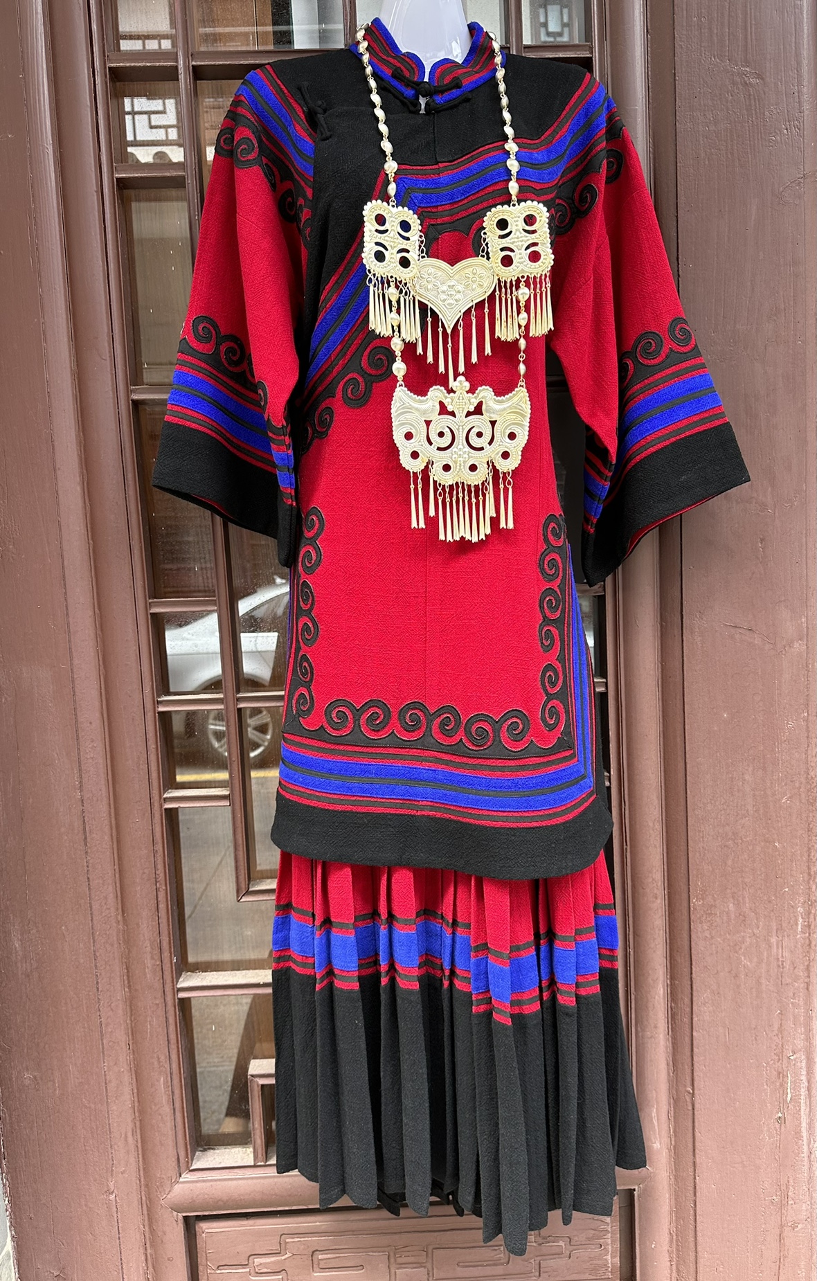 四川凉山少数民族服装女士彝族红色套装上衣百褶长裙女表演服饰