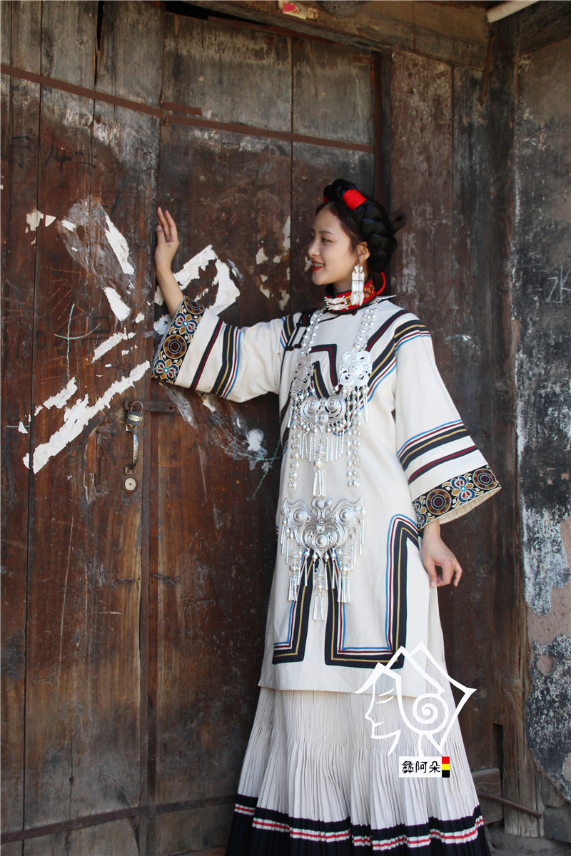 凉山彝族服装女套装白色简洁传统复古民族风服饰棉麻影视摄影道具