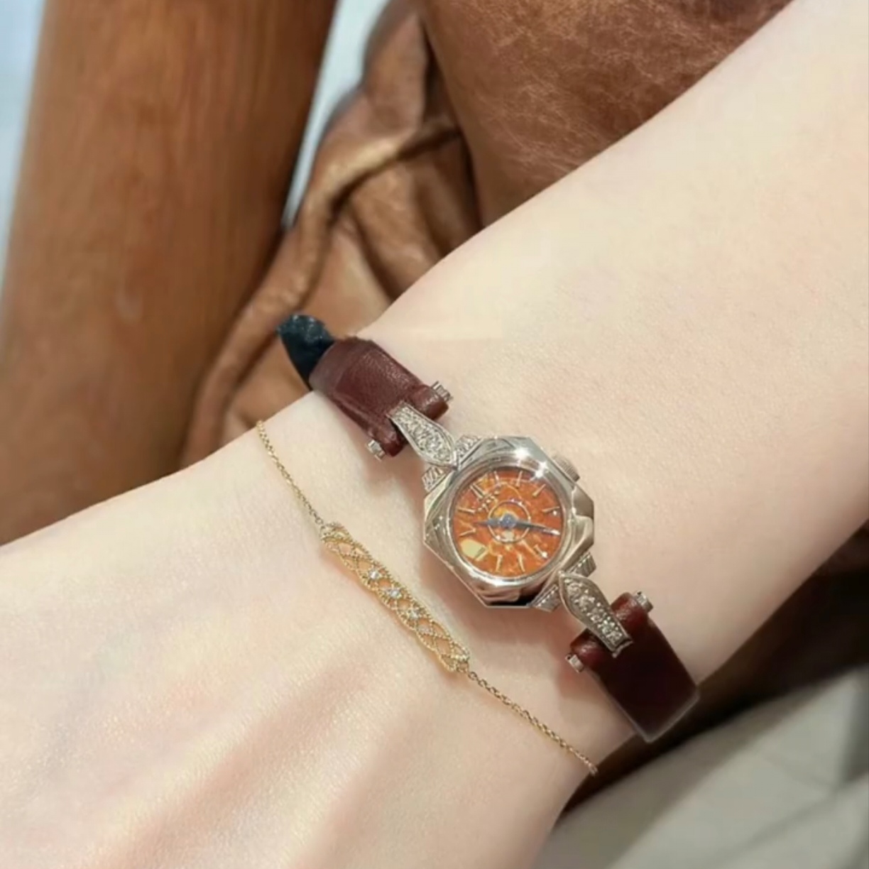日本agete阿卡朵牛皮带手表女款23年圣诞限定款琥珀栗色mini表盘
