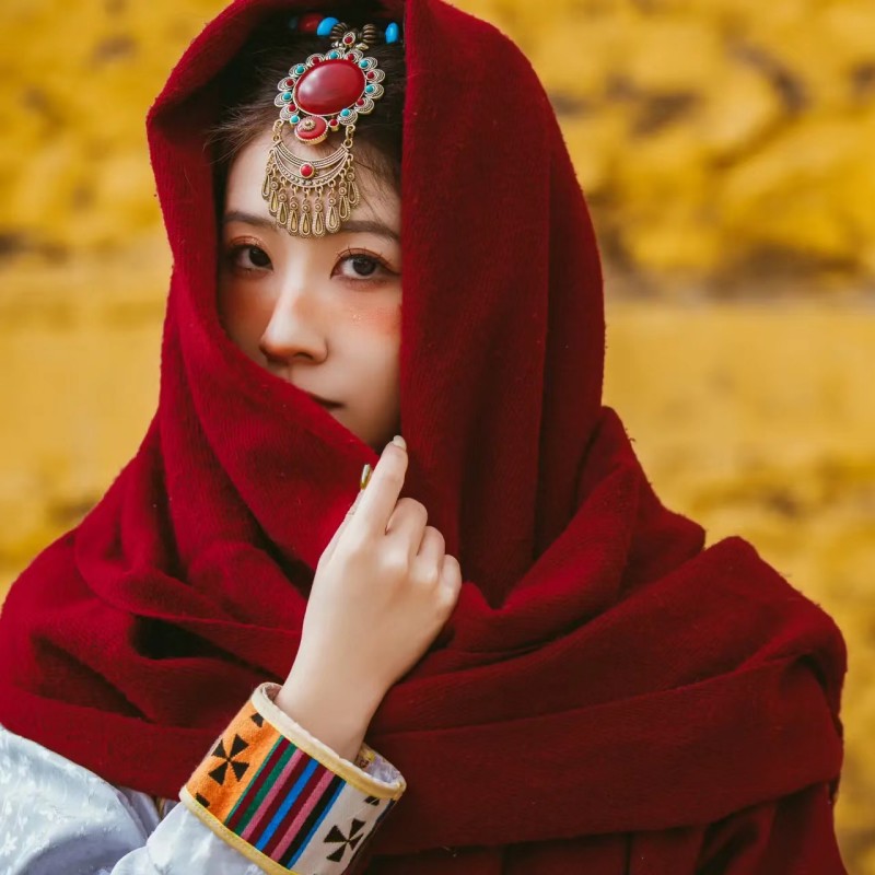民族风披肩新疆西藏青海湖旅游拍照纯色红围巾女冬季保暖斗篷披风