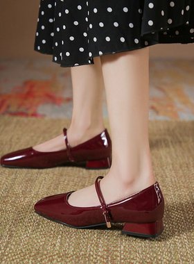 酒红色复古漆皮单鞋女法式一字带玛丽珍鞋粗跟低跟通勤方头小皮鞋