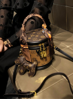 香港品牌包包女斜挎包2024新款真皮复古手提发财桶单肩水桶包小包