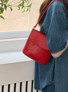 自制包包女2024新款韩版ins质感百搭小众设计红色单肩斜挎水桶包