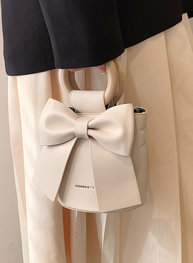 小众蝴蝶结包包女2024新款斜挎包仙女包时尚质感白色手提包水桶包