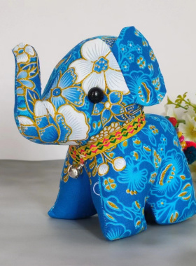 泰国布艺公仔中号吉祥小象装饰摆件彩色大象儿童玩具旅游创意礼物