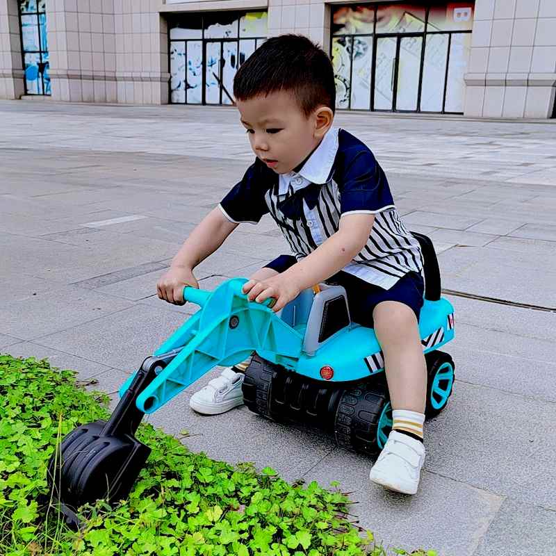 新款儿童挖土机工程挖掘机可坐可骑男女孩六一宝宝扭扭车玩具童车