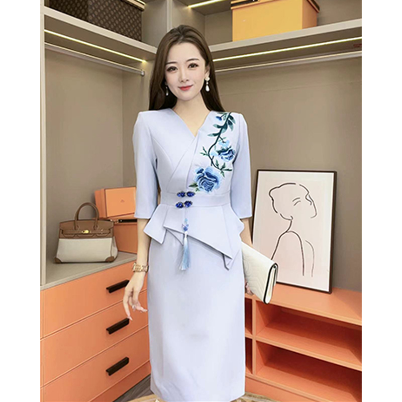 芙娜妮新中式中袖刺绣收腰气质时尚减龄连衣裙女中长款N2320056