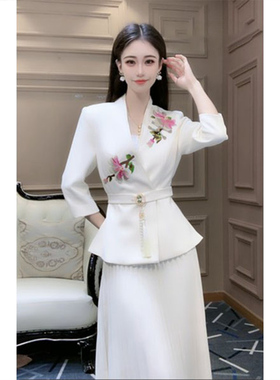 芙娜妮新中式刺绣v领中袖上衣女2024春季收腰半裙套装女N2320047