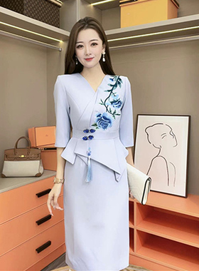 芙娜妮新中式中袖刺绣收腰气质时尚减龄连衣裙女中长款N2320056
