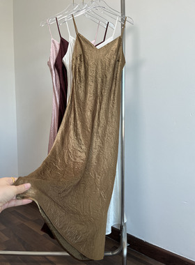 名媛高级感出街时尚2024夏季新款进口三醋酸肌理纹V领吊带连衣裙