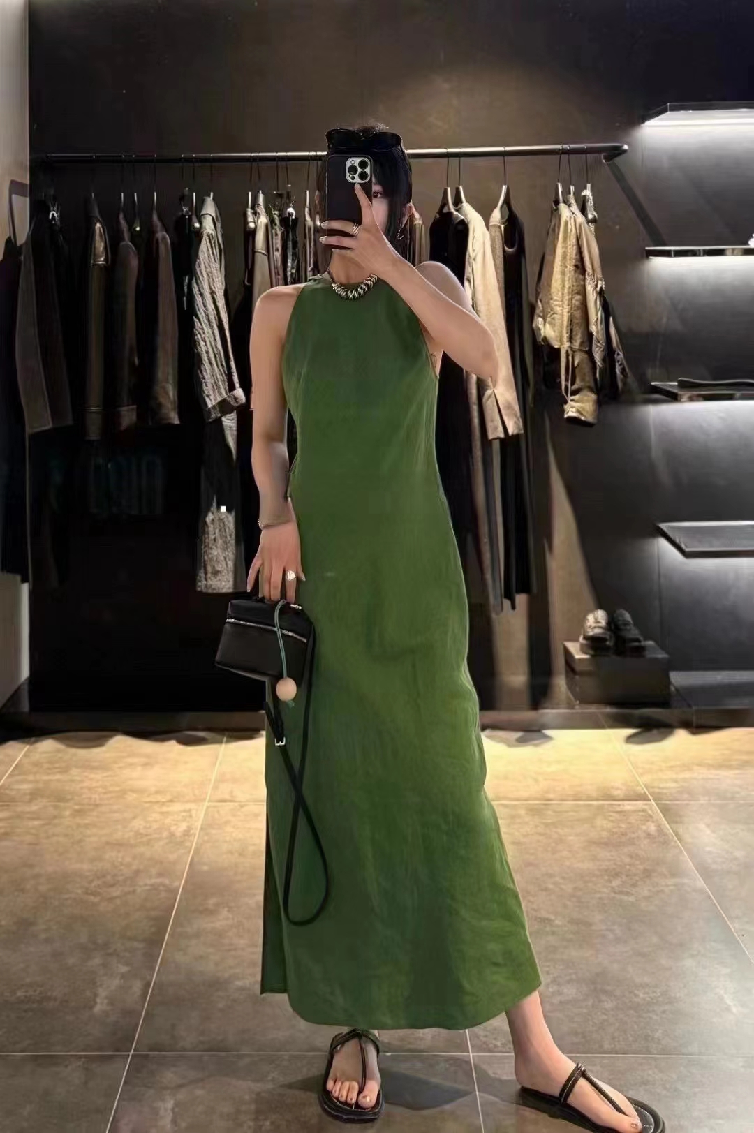 24春夏新款度假风斜纹亚麻修身连衣裙纯色无袖经典脖式绿色连衣裙