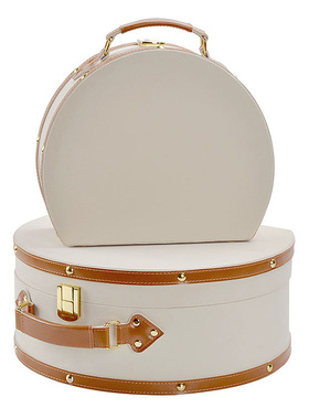 现代风格样板间衣帽间设计感装饰品半圆形整理收纳皮革木盒手提箱
