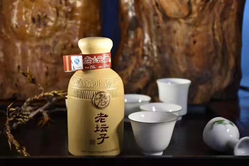 牡丹江老坛子白酒 半斤裸瓶简装 浓香型52度250毫升 2016年产老酒