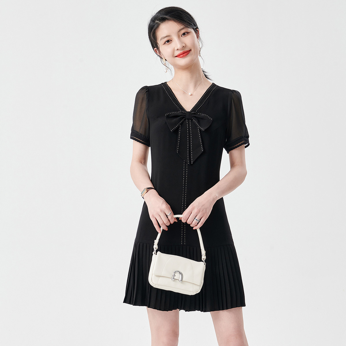赫本风气质雪纺短袖连衣裙女夏季新款黑色v领宽松显瘦小个子款裙