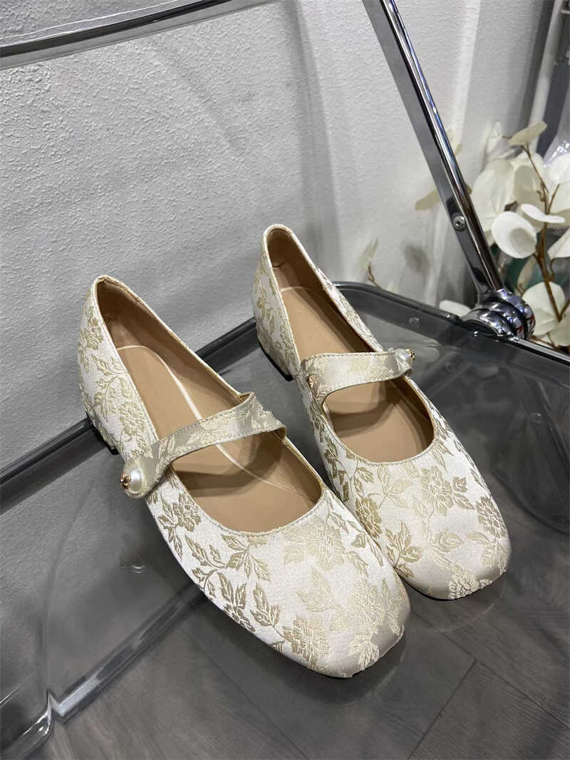 新中式复古风方头芭蕾单鞋女配裙子法式气质增高浅口刺绣玛丽珍鞋