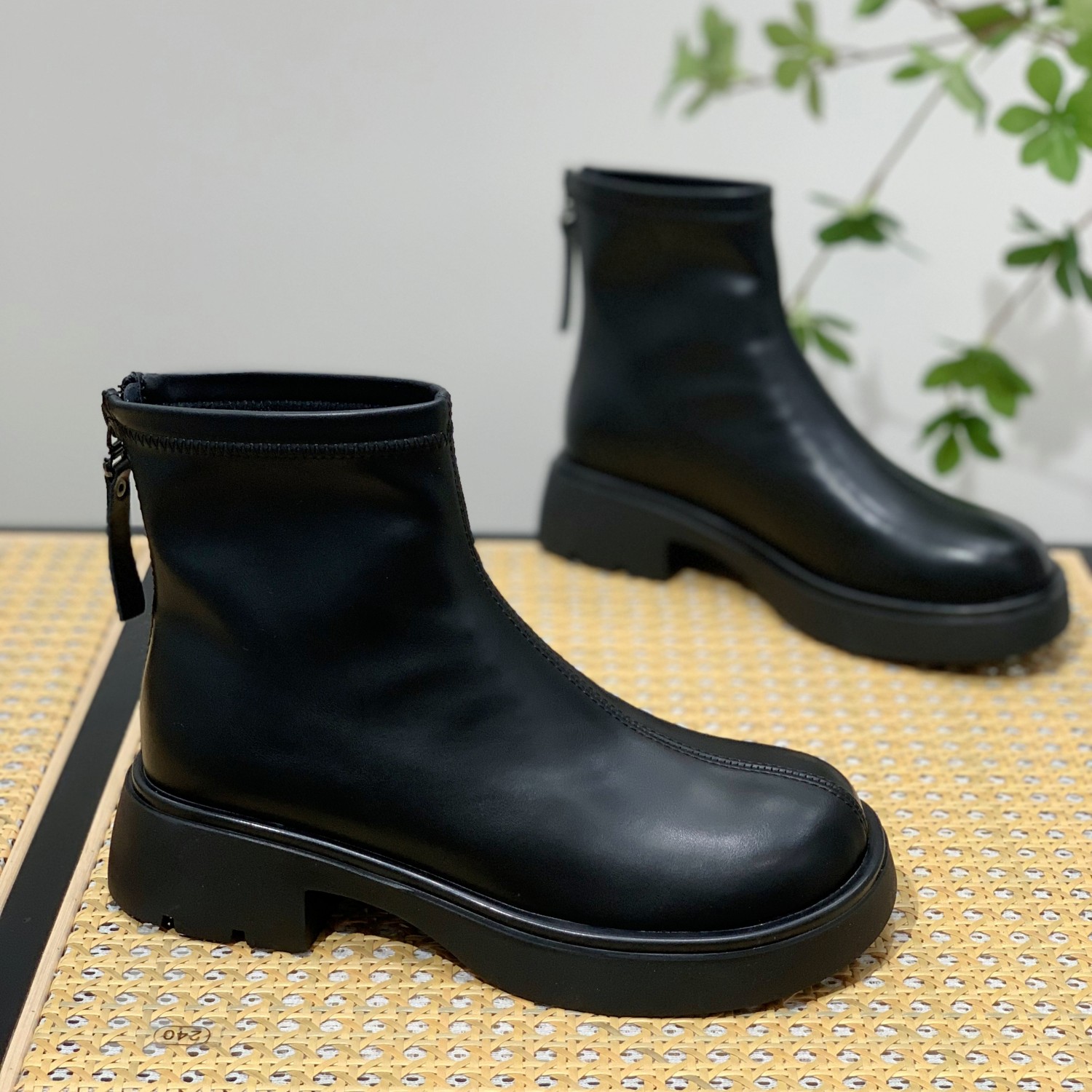 黑色马丁靴女2023秋冬季新款粗跟厚底显瘦英伦风圆头后拉链短靴子